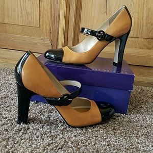 Two-toned leather/patent pumps